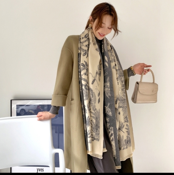 Elegant Cashmere Shawl - Picture 3 of 6